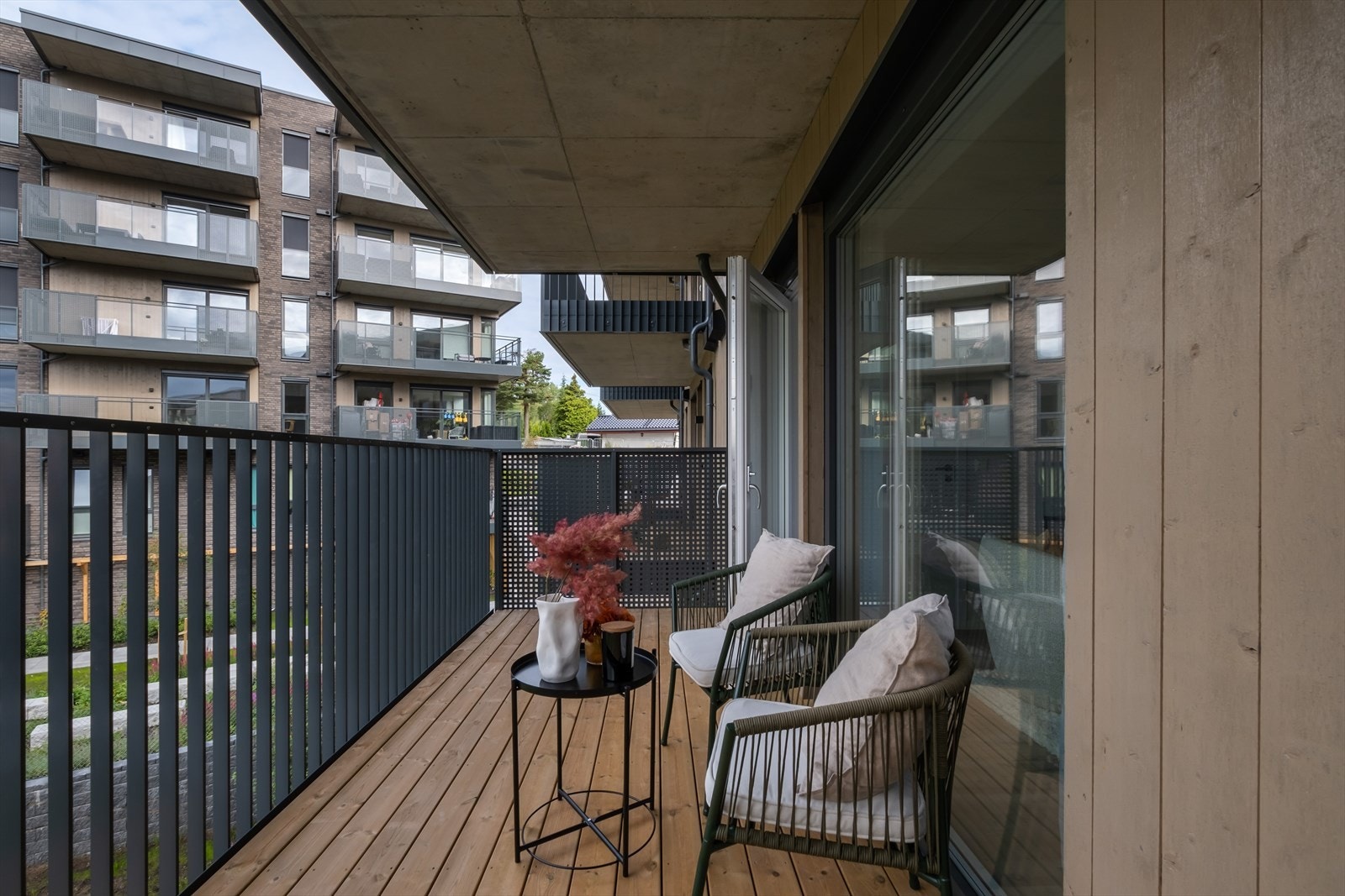 Balkongen byr på god plass til hyggelig utemøblement. Galleribilde
