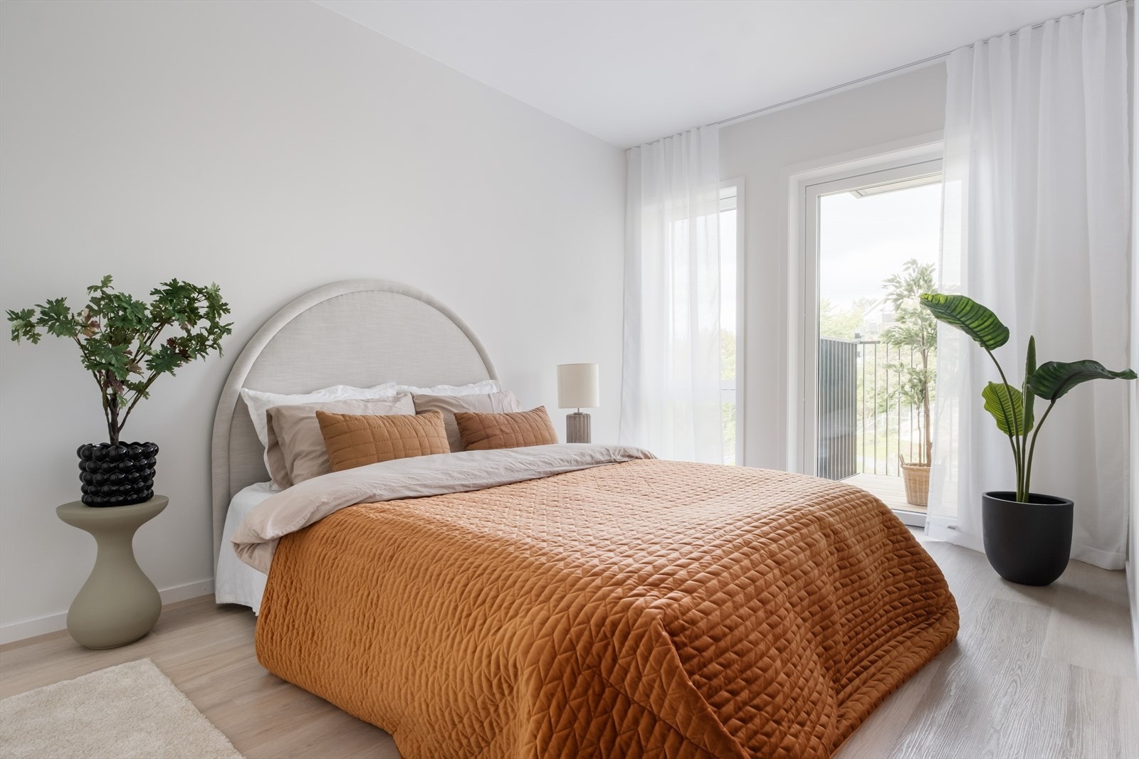 Hovedsoverom har egen utgang til leilighetens balkong. Galleribilde