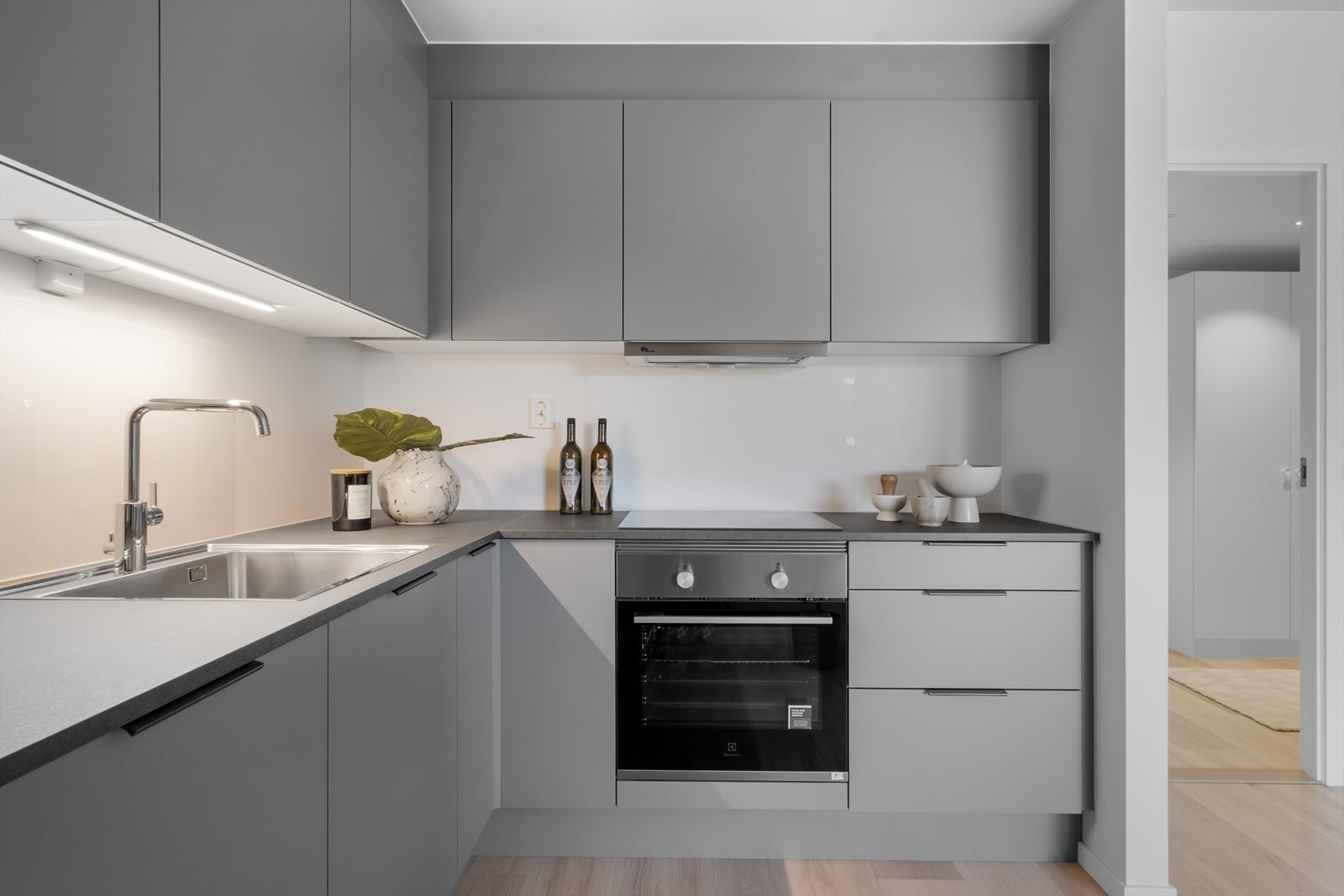 Kjøkkenet er velutstyrt med integrerte hvitevarer som koketopp, stekeovn, oppvaskmaskin og frittstående kjøleskap/frys. Galleribilde