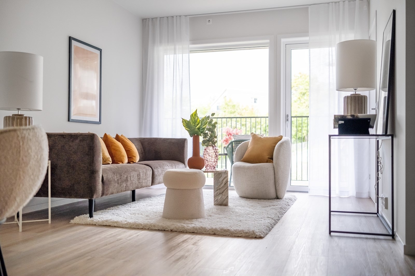 En moderne og gjennomgående leilighet med gode lysforhold og store vindusflater. Galleribilde