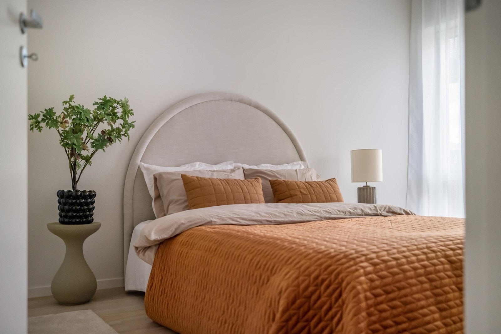 Leiligheten har 2 gode soverom. Hovedsoverom har god plass til dobbeltseng, nattbord og garderobeskap. Galleribilde