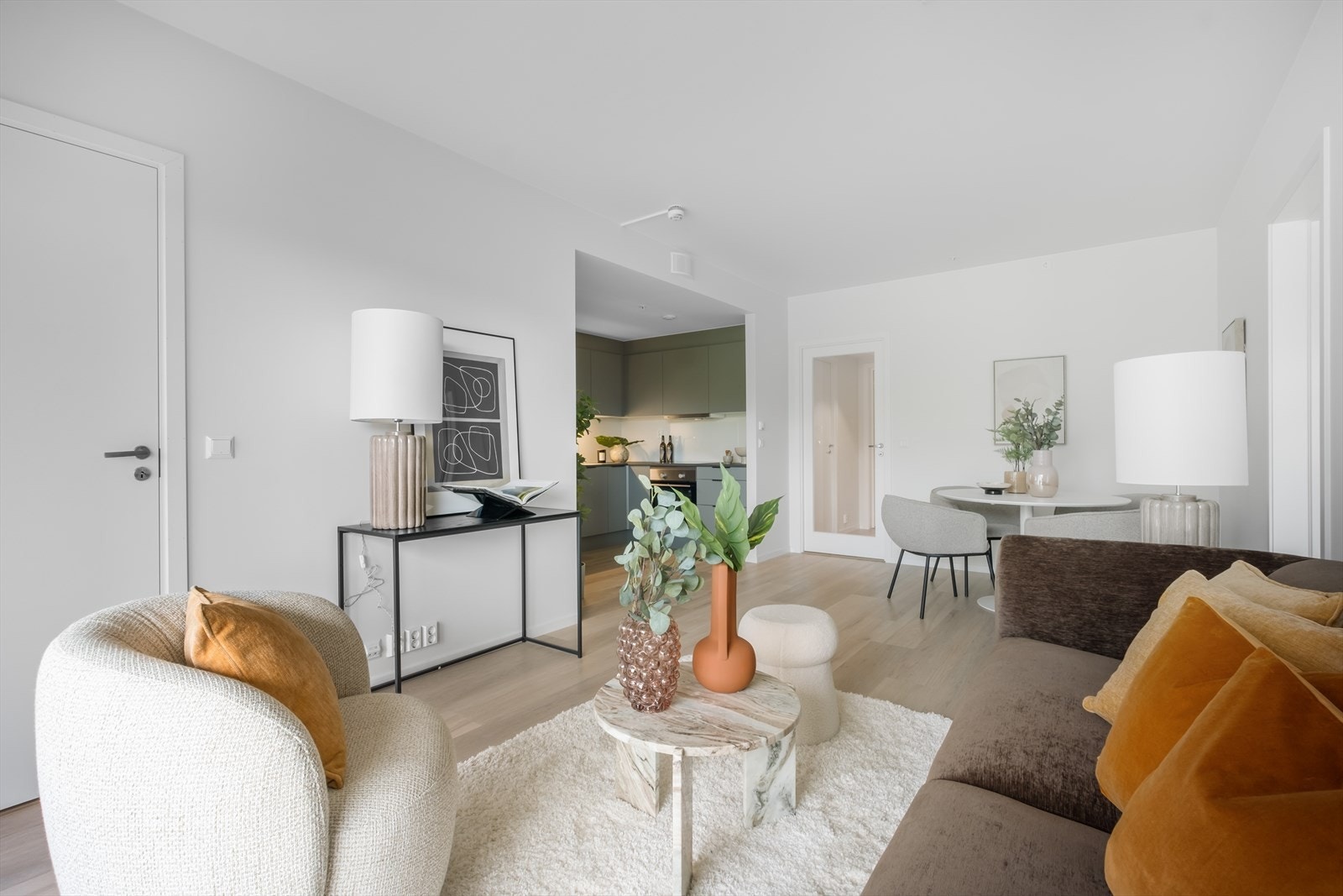 Stuen har en god planløsning med plass til sofa, tv-møbler og spisebord. Galleribilde