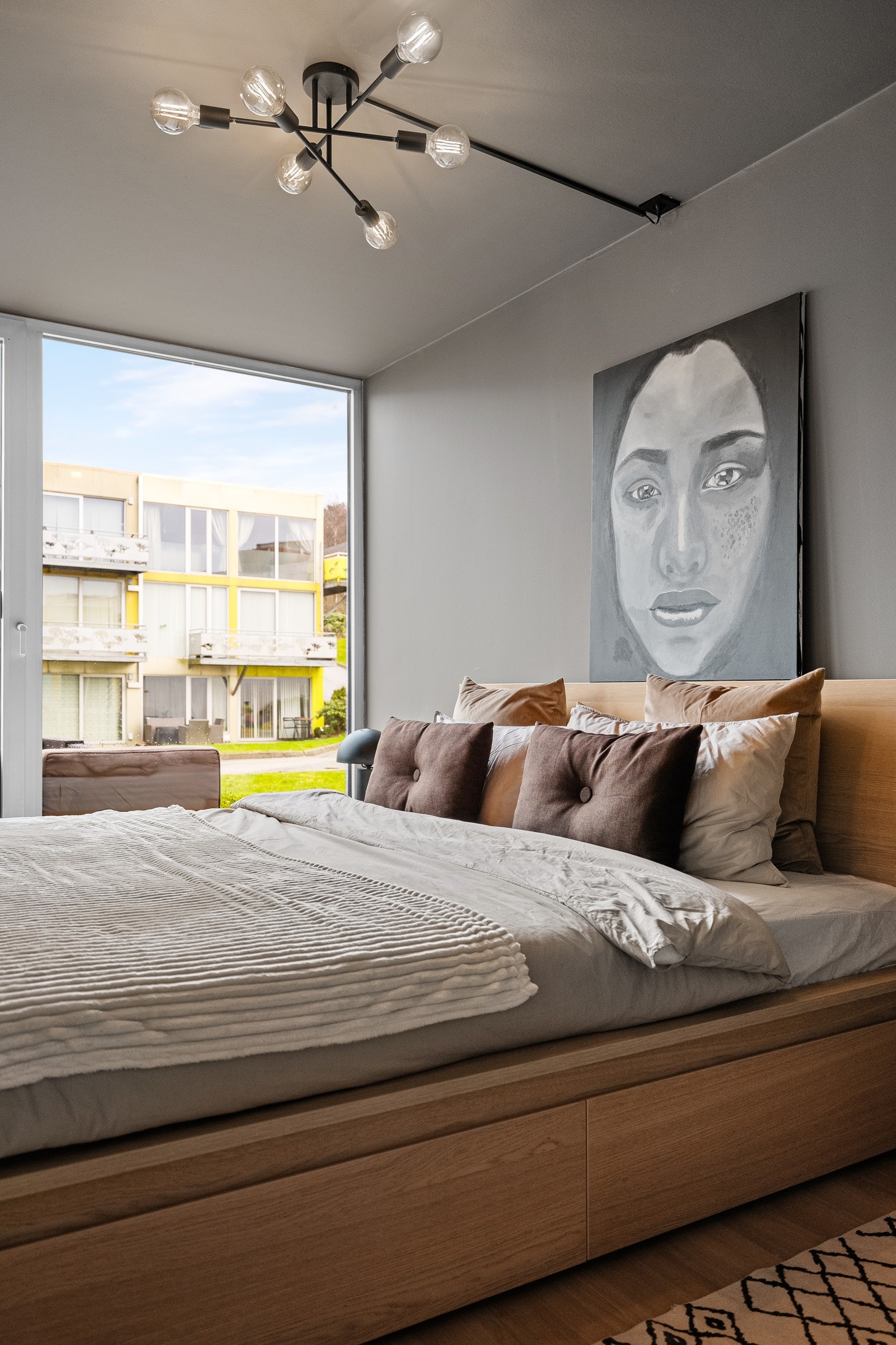 Soverommet er malt i lekre fargetoner og utsmykket med lekker taklampe. Galleribilde