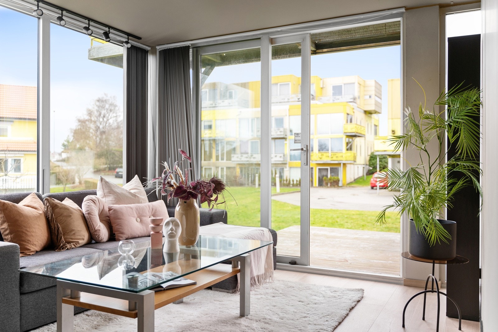 Boligen har en fin stue/kjøkken løsning og store vindusflater. Galleribilde