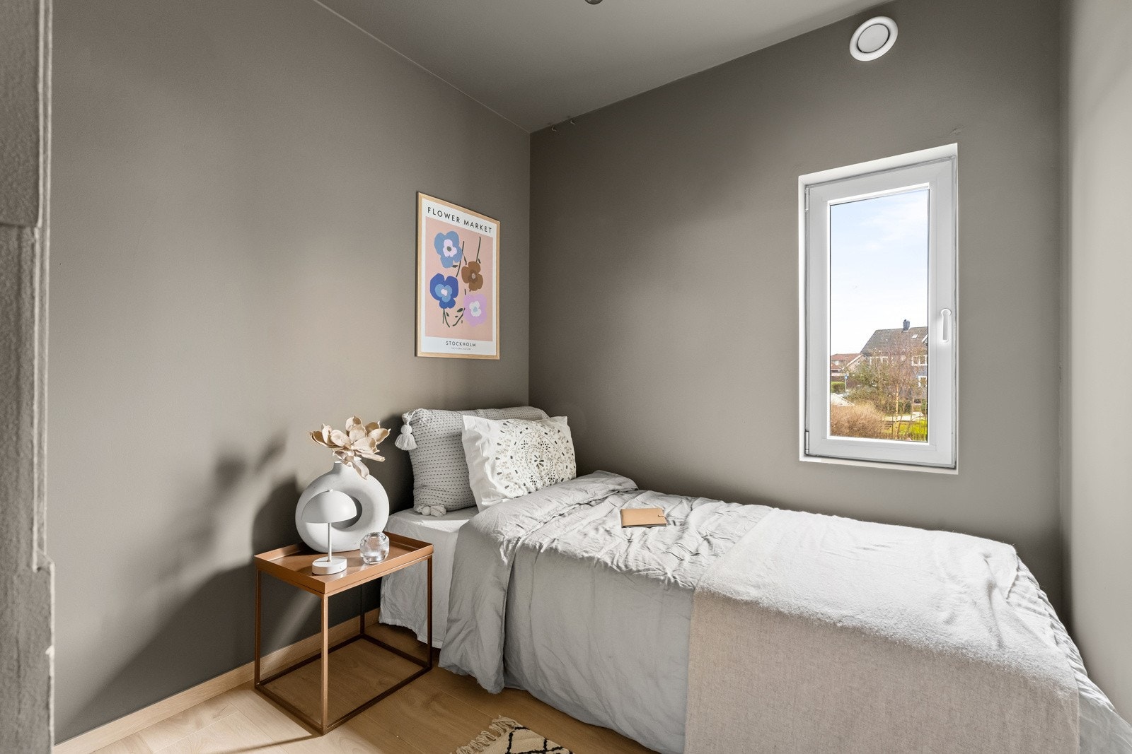 Selger har innredet rom i leiligheten som soverom 2. Rommet møter ikke dagens krav til lys og areal. Se pkt. ferdigattest i salgsoppgaven. Galleribilde