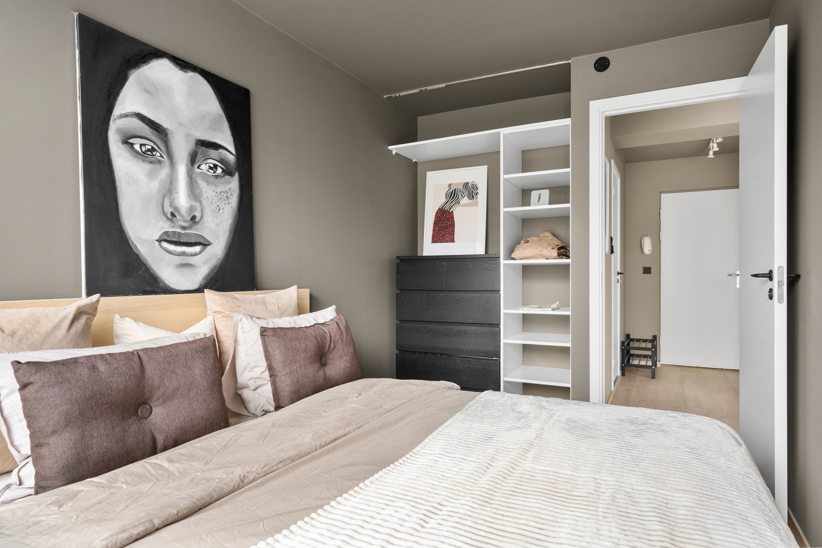 Praktisk garderobenisje. Galleribilde