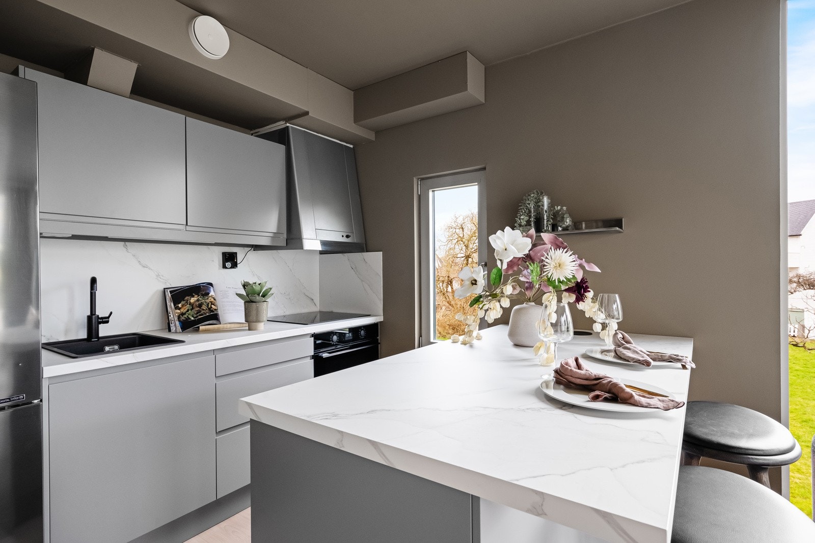 På kjøkkenet er det integrert ovn og platetopp (Whirlpool). Det er også opplegg for oppvaskmaskin. Galleribilde