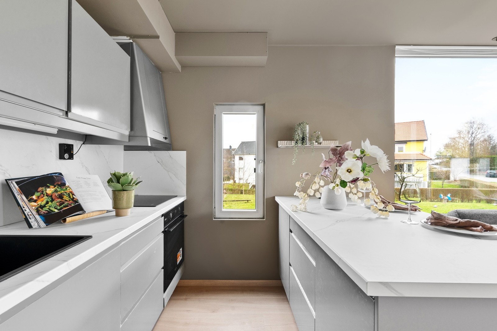 Leiligheten er nyoppusset med nytt kjøkken fra Epoq utstyrt med god skapplass. Galleribilde