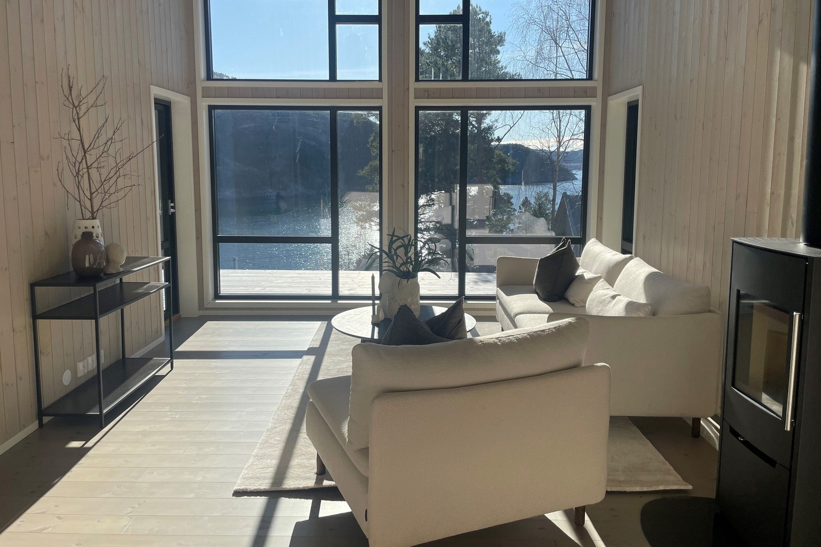 Det er også en hyggelig peis i stuen. Galleribilde