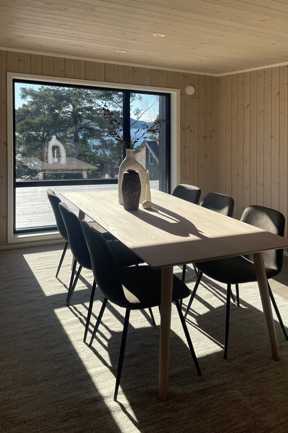 Spisebordet finner sin naturlige plassering ved kjøkken-sone. Galleribilde