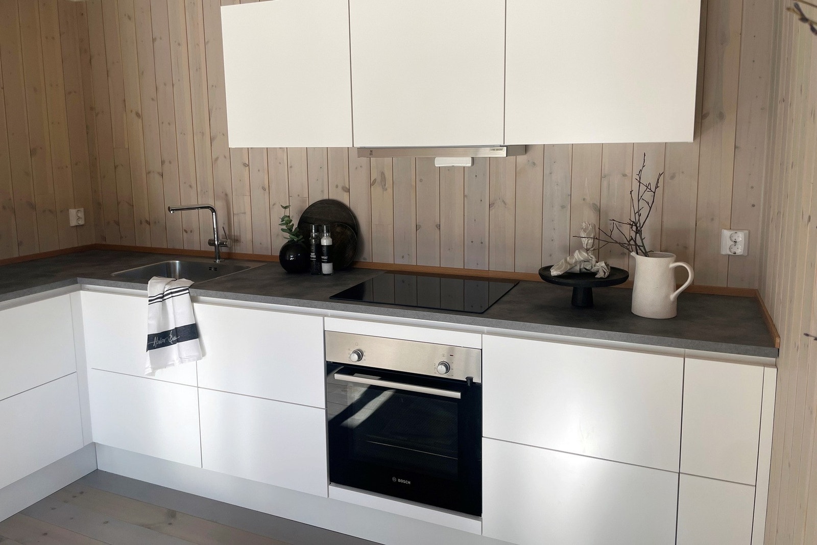 Her er det god skap- og benkeplass, noe som er ypperlig ved matlaging. Galleribilde