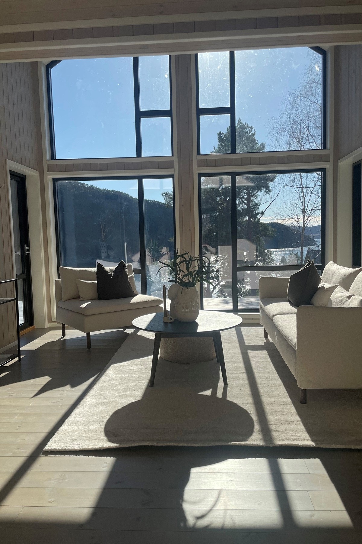 Hytten har store vindusflater som slipper inn mye naturlig lys. Galleribilde