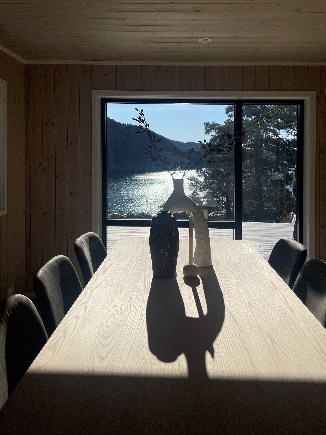 Her kan du nyte den herlige utsikten mens du nyter et måltid med venner og familie. Galleribilde