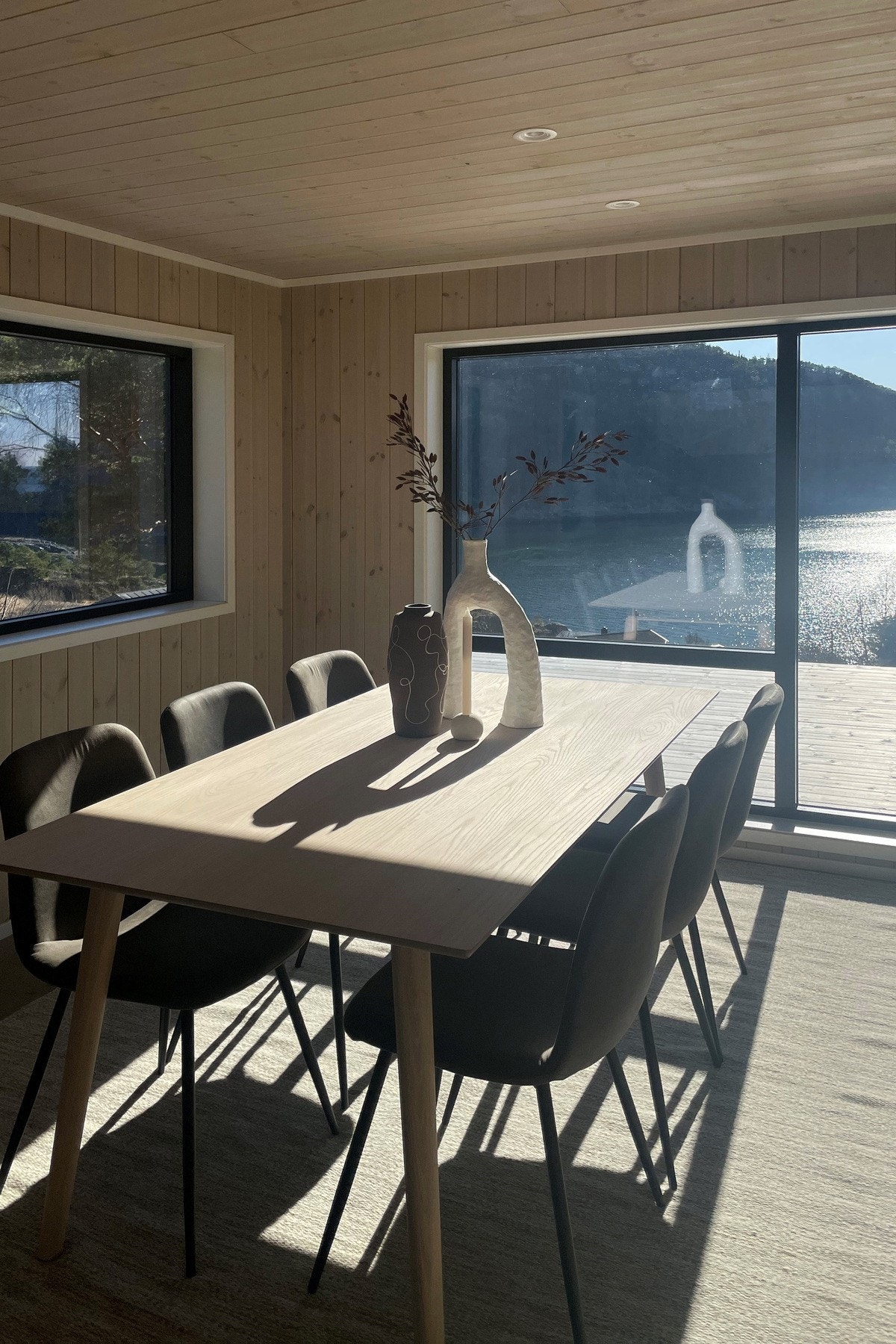 Spisebordet finner sin naturlige plassering ved kjøkken-sone. Galleribilde