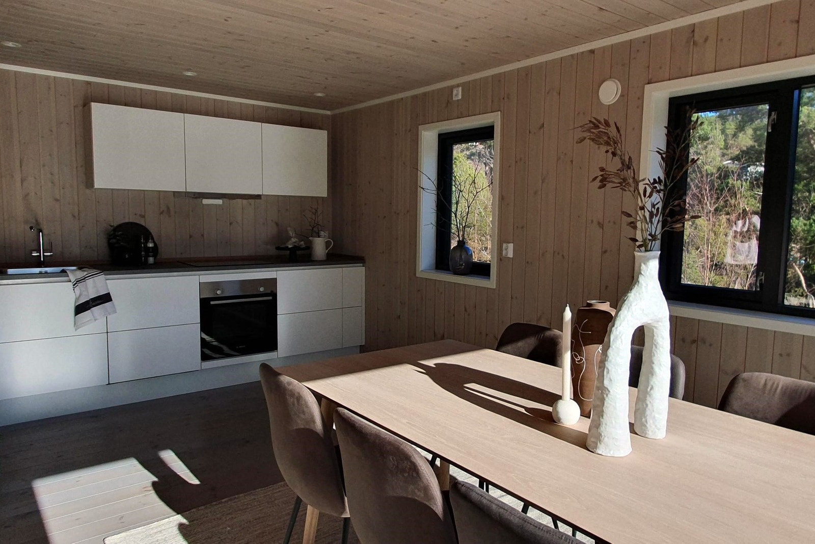 Noe som skaper flere soner til rommet. Galleribilde