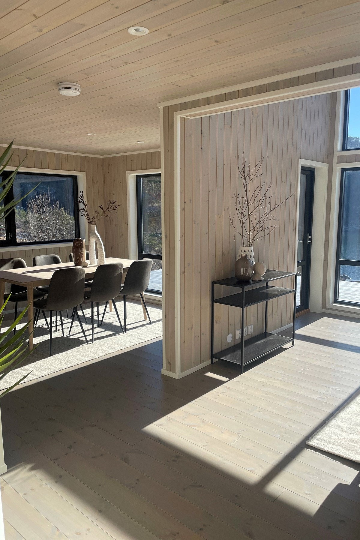 I stuen/kjøkkenet er det oljet furugulv, beiset panel på vegger og beiset panel i himling med down-lights. Galleribilde