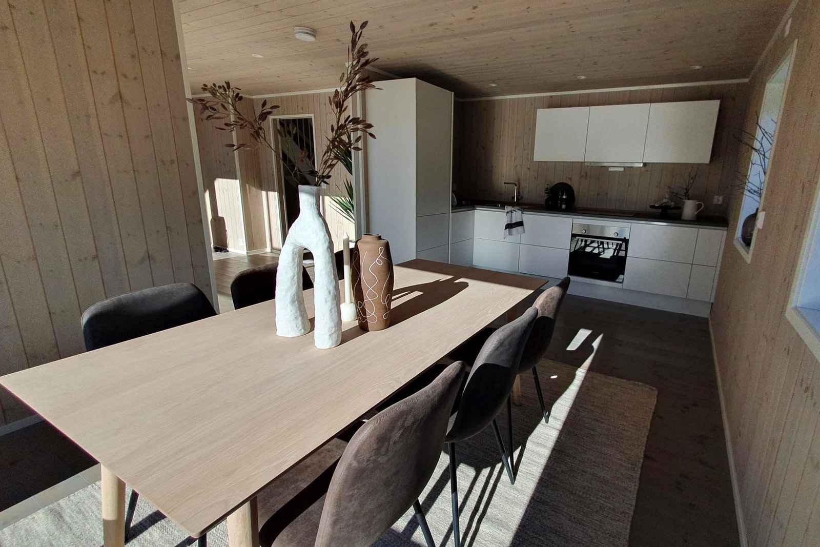 Det er åpen stue- og kjøkkenløsning. Galleribilde