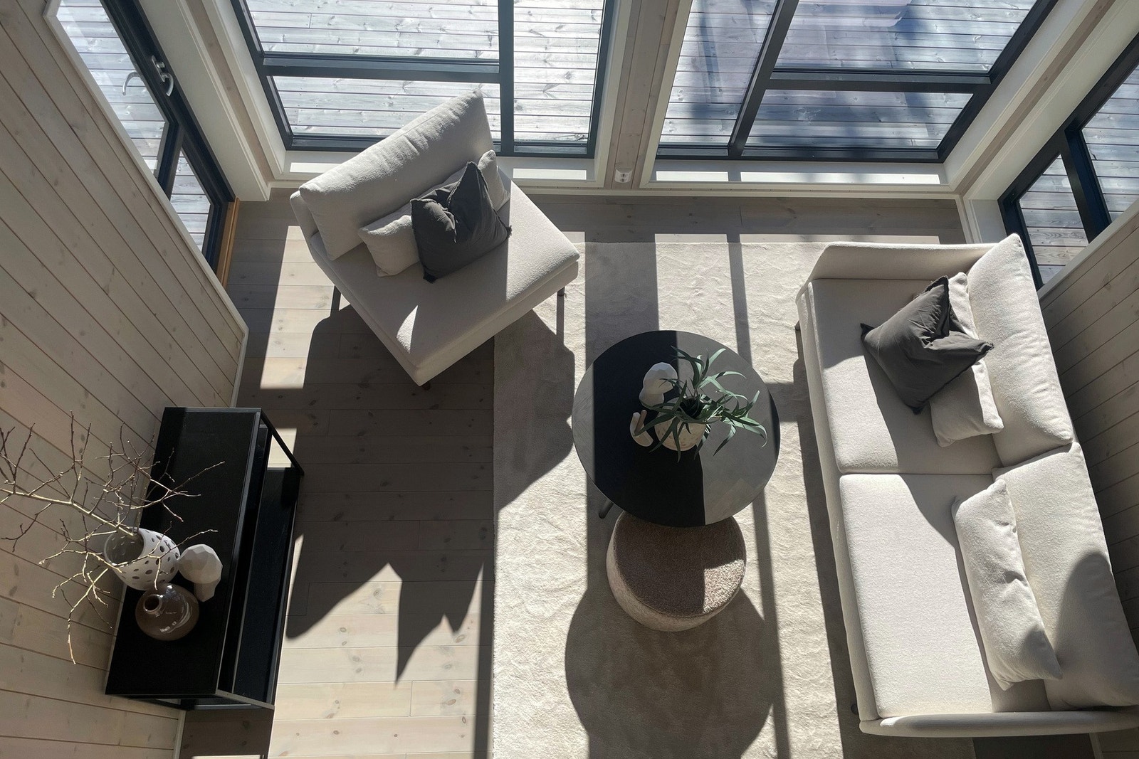 Fra loftstuen er det åpent ned til stue. Galleribilde