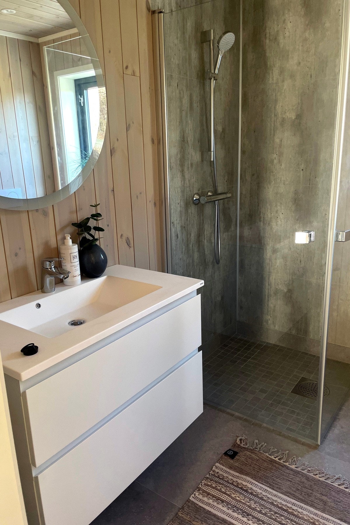 Moderne, flott bad. Galleribilde