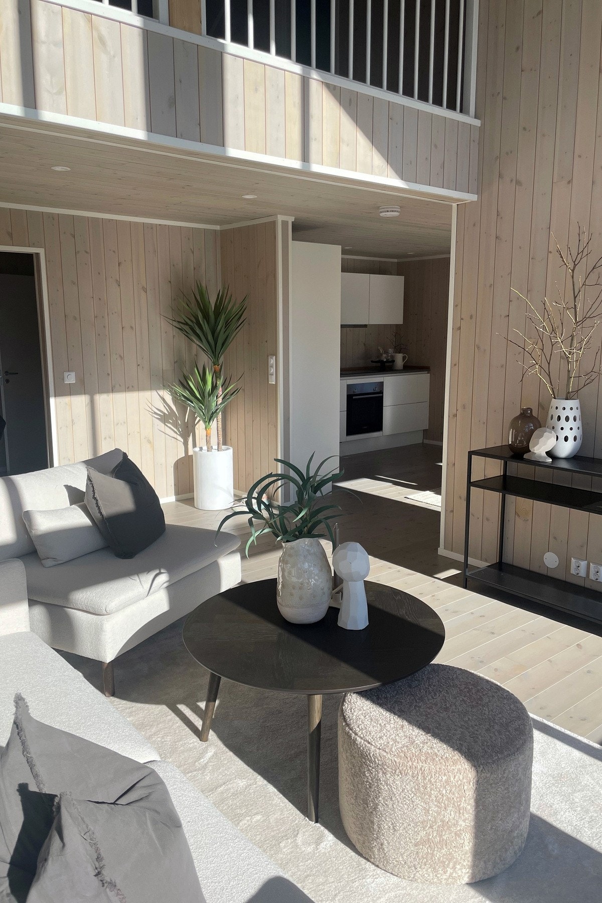 Det er god takhøyde i stuen, noe som skaper en luftig romfølelse. Galleribilde