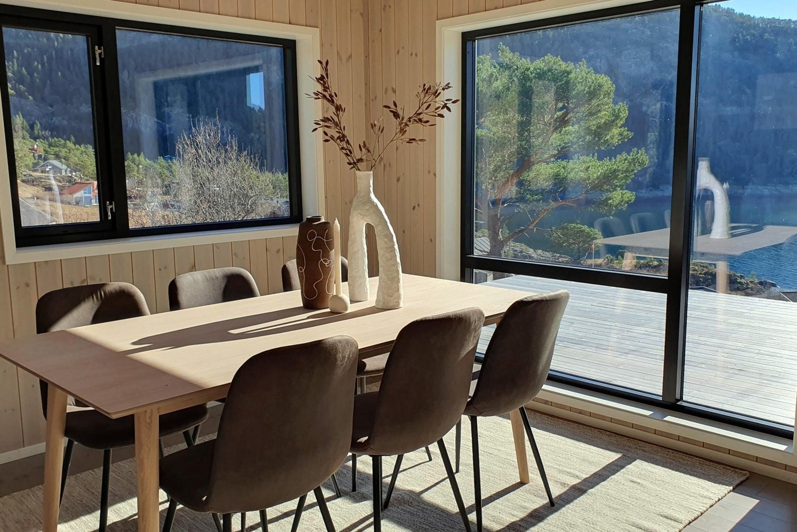 Her kan du nyte den herlige utsikten mens du nyter et måltid med venner og familie. Galleribilde