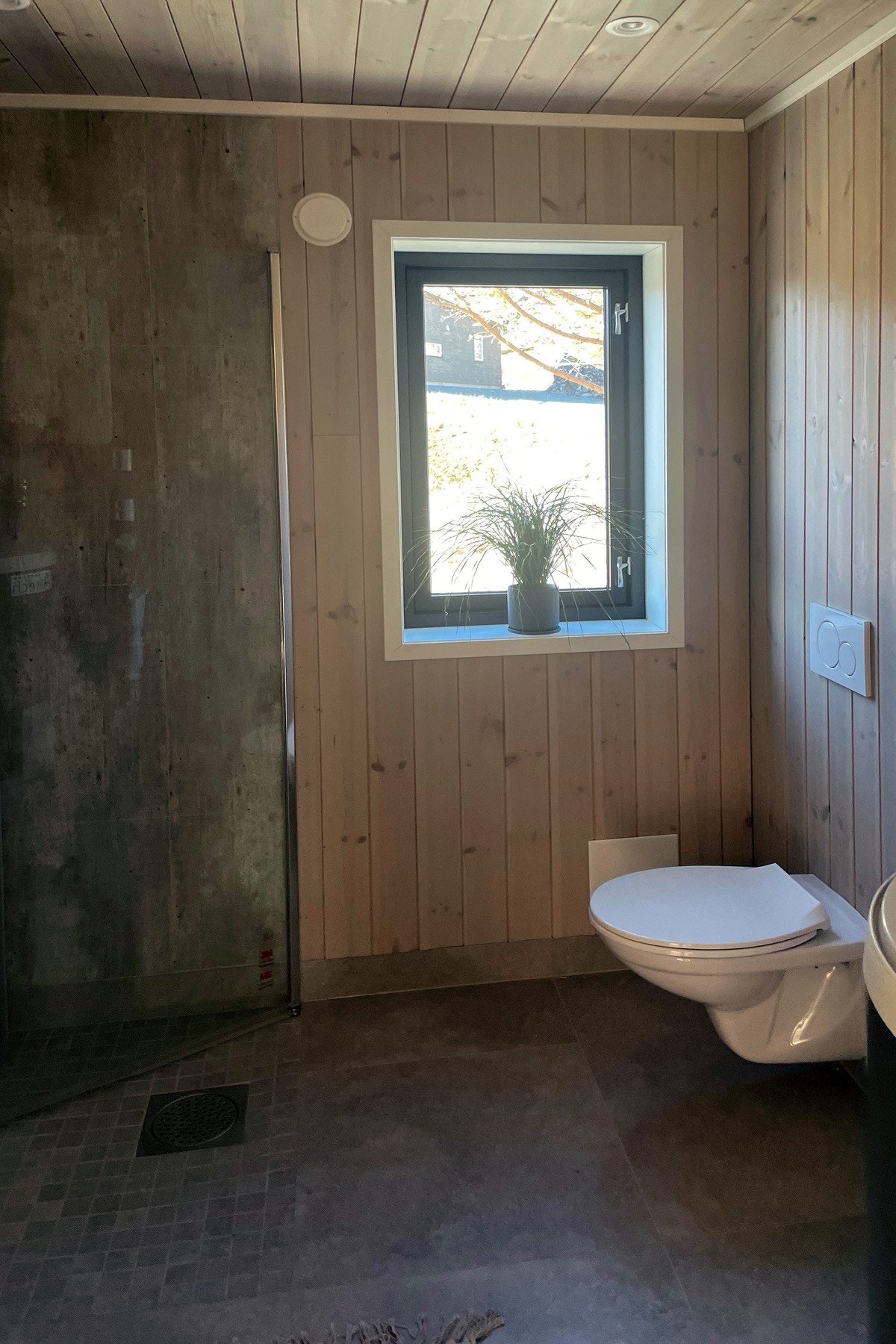 Dusjnisje med innfellbar dusjdør i glass, dusjbatteri, hodedusj og hånddusj. Galleribilde