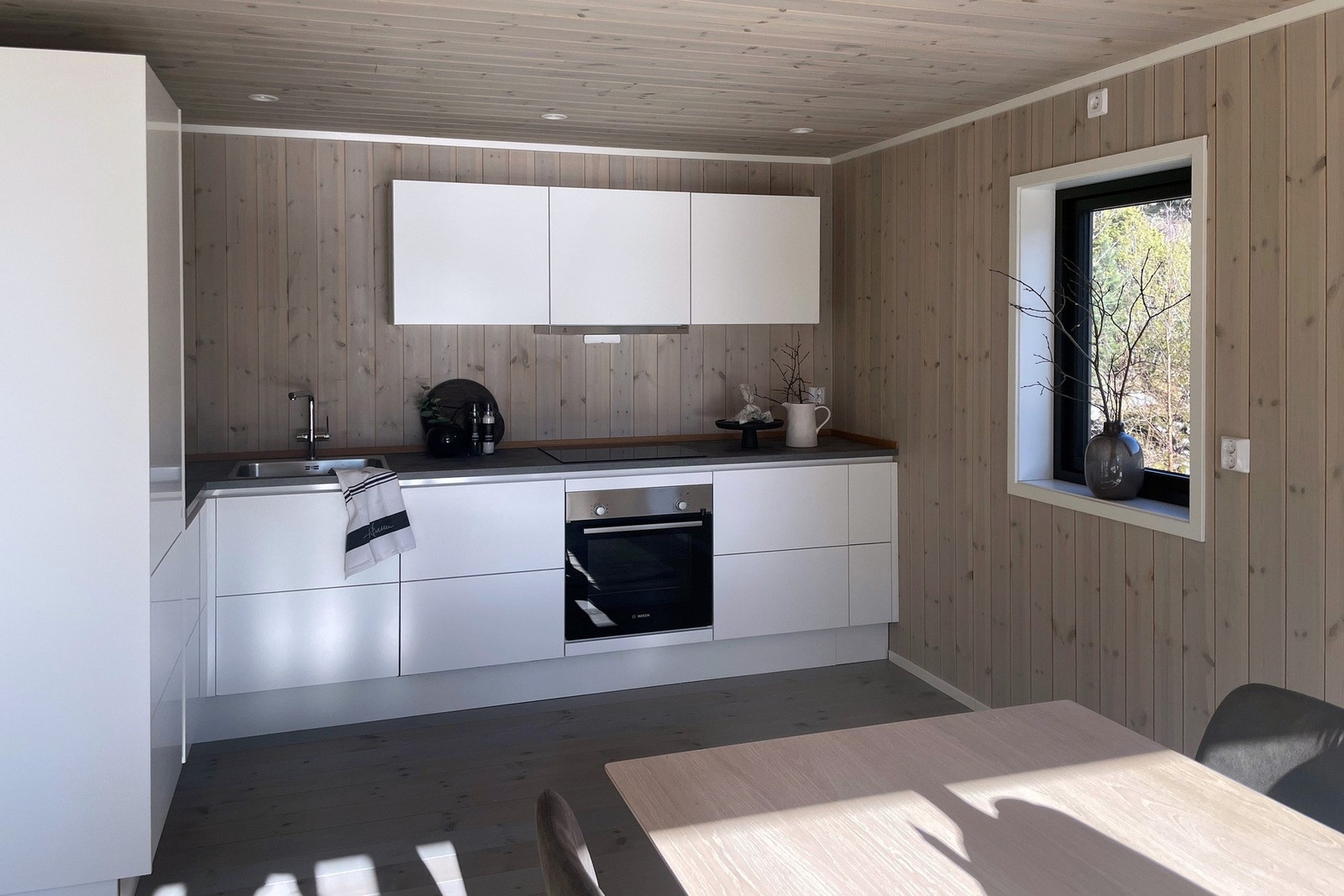 Lekkert, stilrent kjøkken med innredning fra Svame. Galleribilde