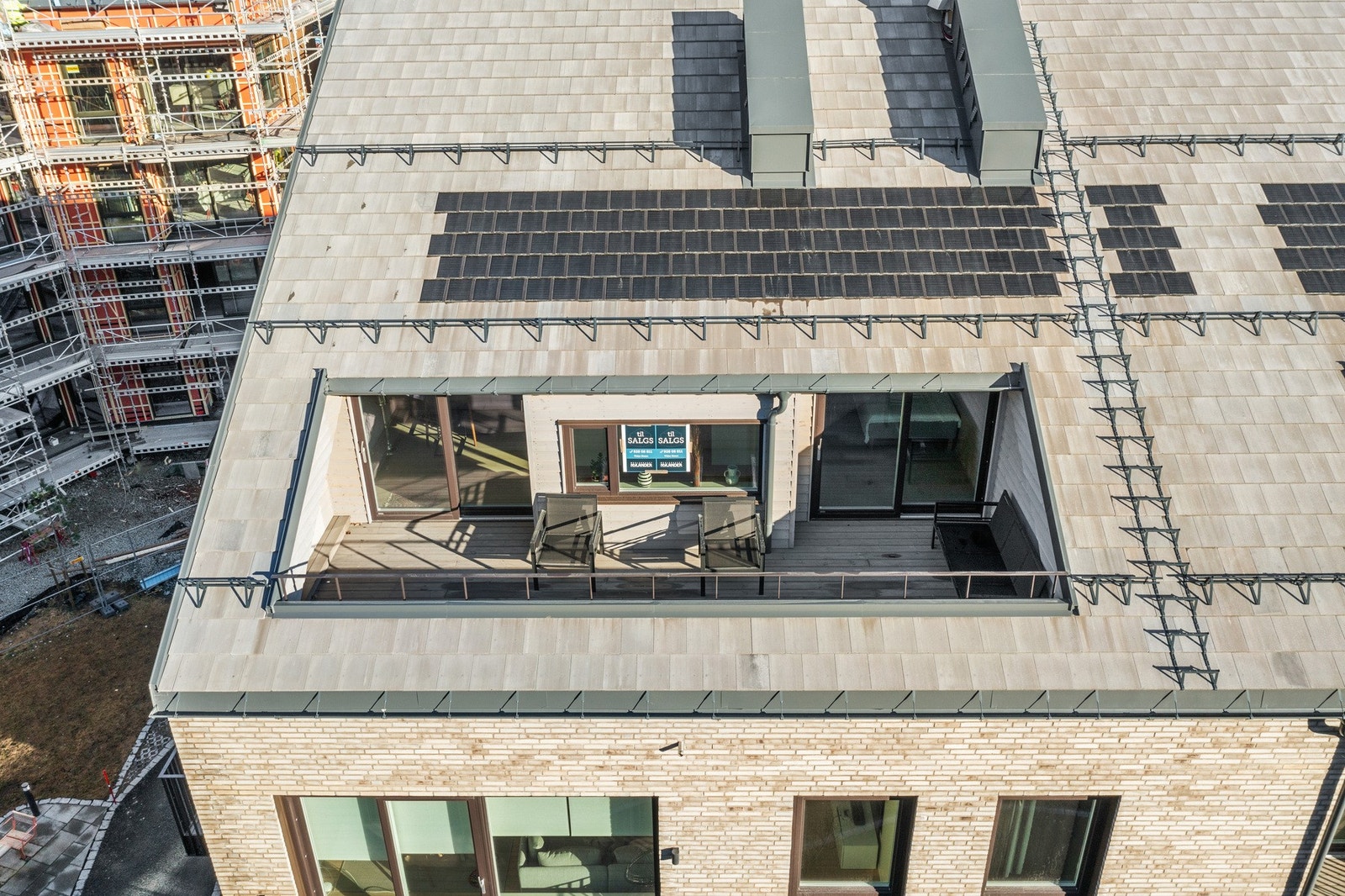 Romslig takterrasse med gode solforhold. Galleribilde