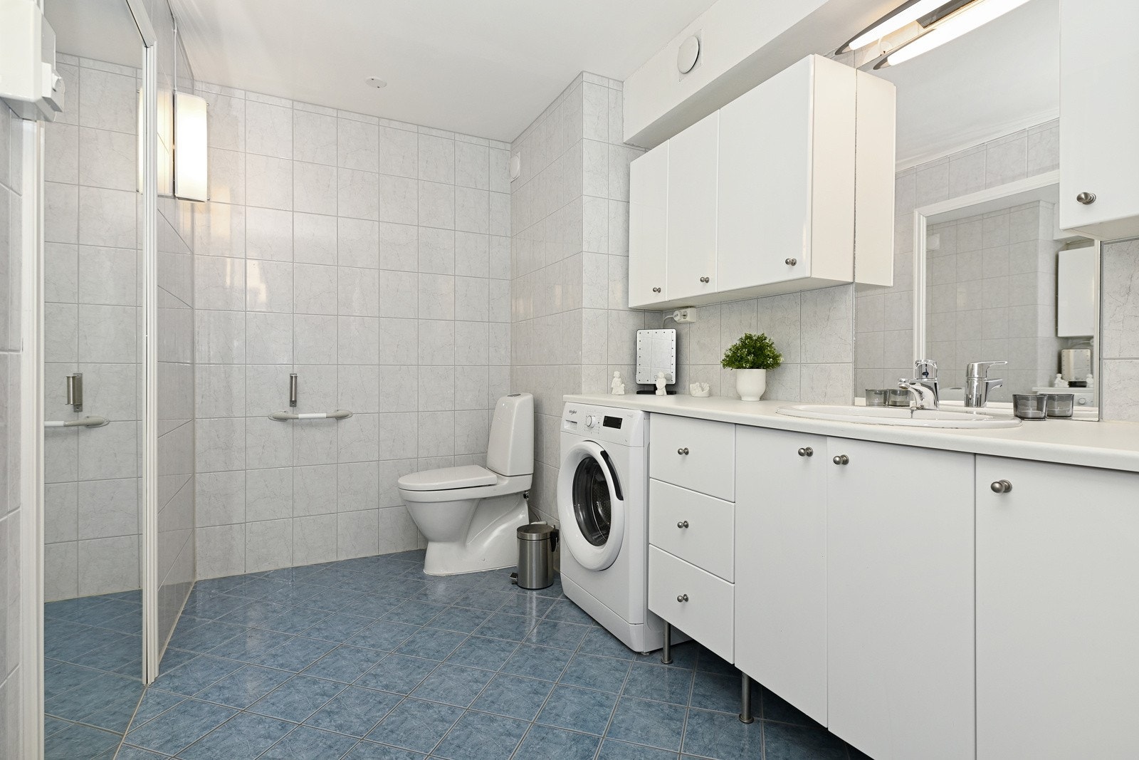 Leiligheten har et flislagt bad fra 2005. Tidligere besto våtrommene av 3 separate rom som i dag er slått sammen til ett stort bad. Galleribilde