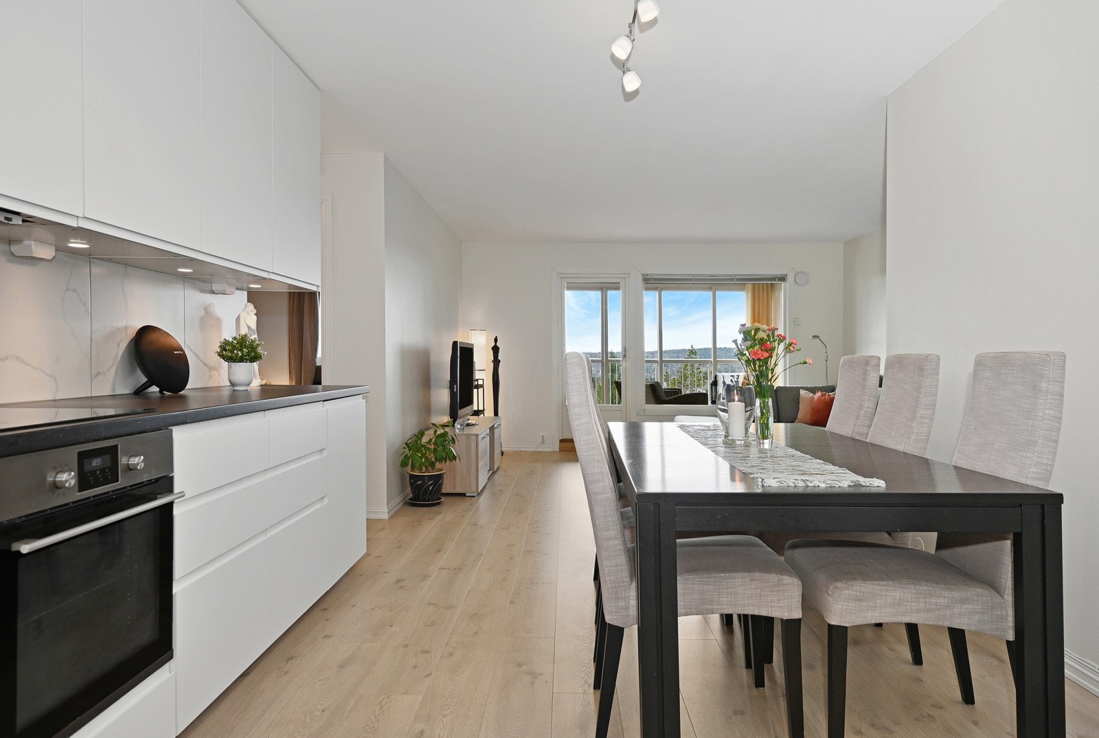 Kjøkkenet er flyttet ut i spisestuen og har en åpen stue- og kjøkkenløsning som gir en større romfølelse samt mer tilgang på lys. Galleribilde