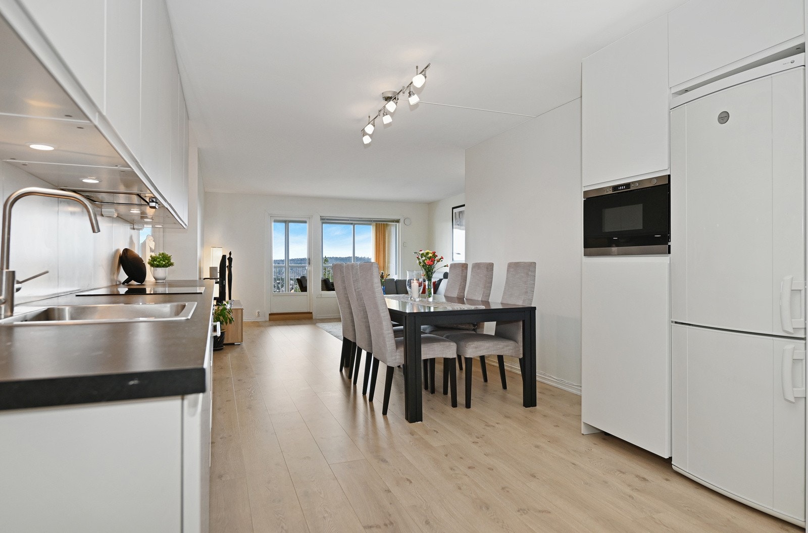 Den åpne stue- og kjøkkenløsningen er boligens hjerte, og mest sannsynlig det rommet du kommer til å tilbringe mesteparten av tiden din i. Galleribilde