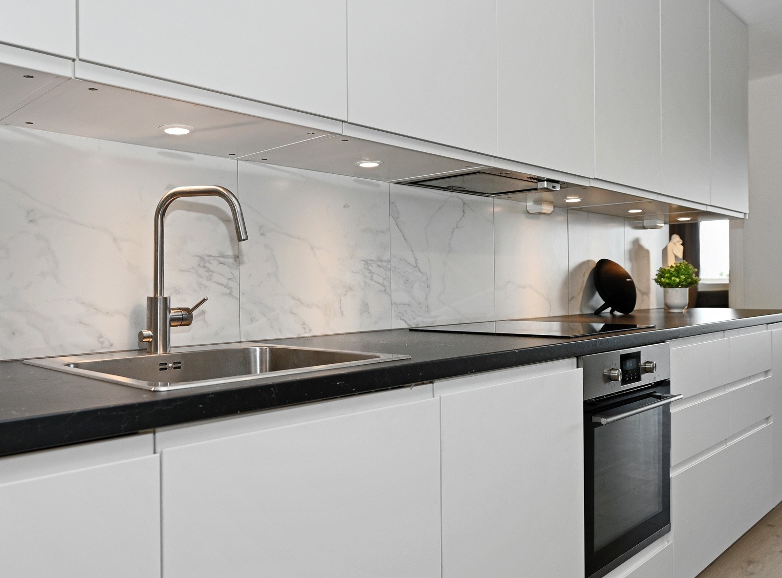 Kjøkkenet er fra 2017 og har slette fronter og laminat benkeplate. Integrert komfyr, platetopp, mikrobølgeovn og oppvaskmaskin, frittstående kjøl/fryseskap. Galleribilde