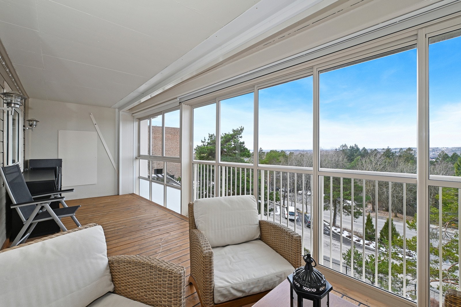 Store deler av sommerhalvåret står døren oppe og mye tid blir tilbrakt her ute. Galleribilde