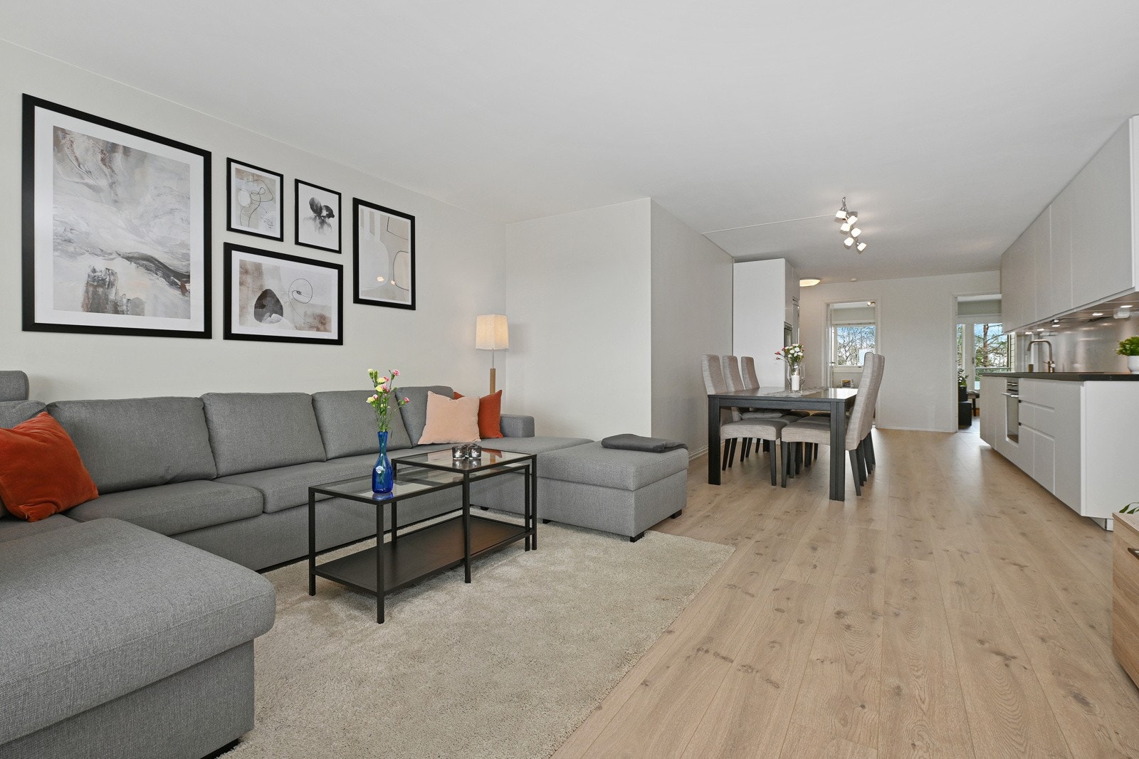 Her får du en romslig stue med store vindusflater som setter sitt preg på boligen og gir svært gode lys og utsiktsforhold. Galleribilde