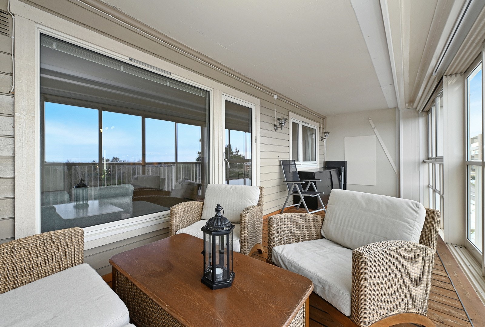 Fra stuen er det utgang til en vestvendt innglasset balkong på 18 m² hvor man kan nyte lange sommerkvelder. Galleribilde