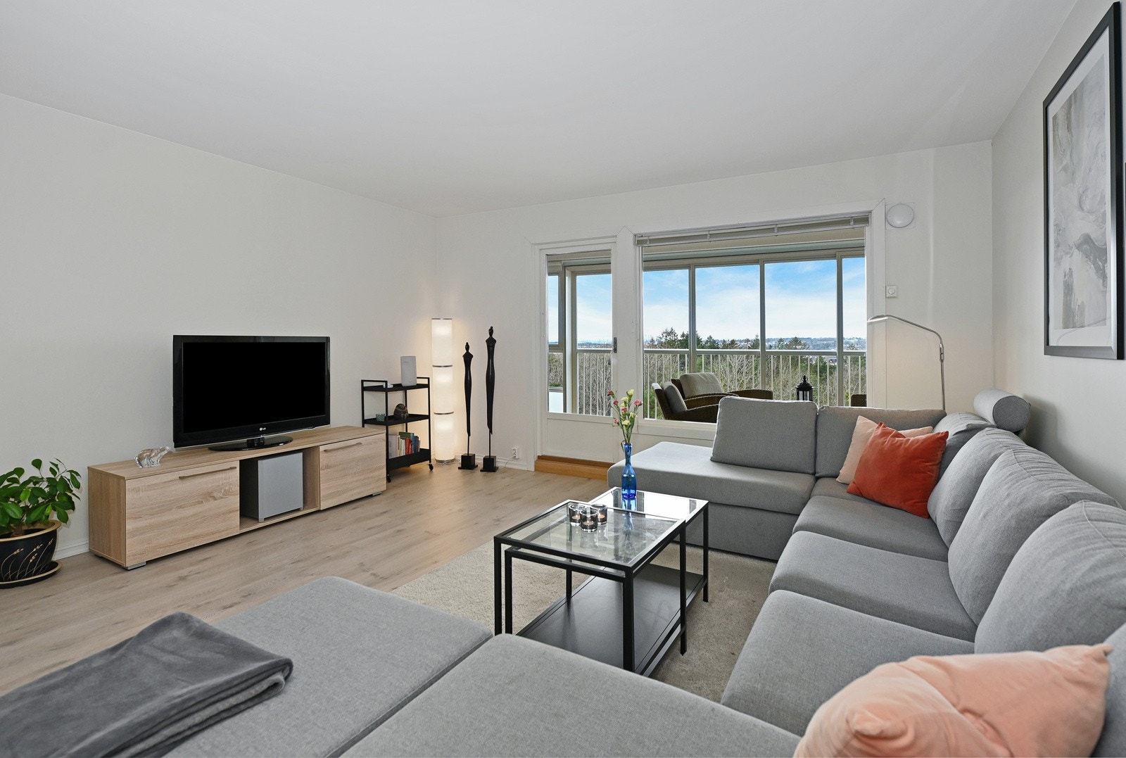 I Carl Sibberns vei 7E vil du bo i en flott leilighet som betydelig oppgradert og påkostet i 2017, med unntak av badet. Galleribilde