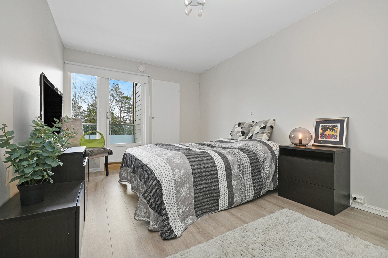 Leiligheten har i dag fire romslige soverom malt i lyse farger. Galleribilde