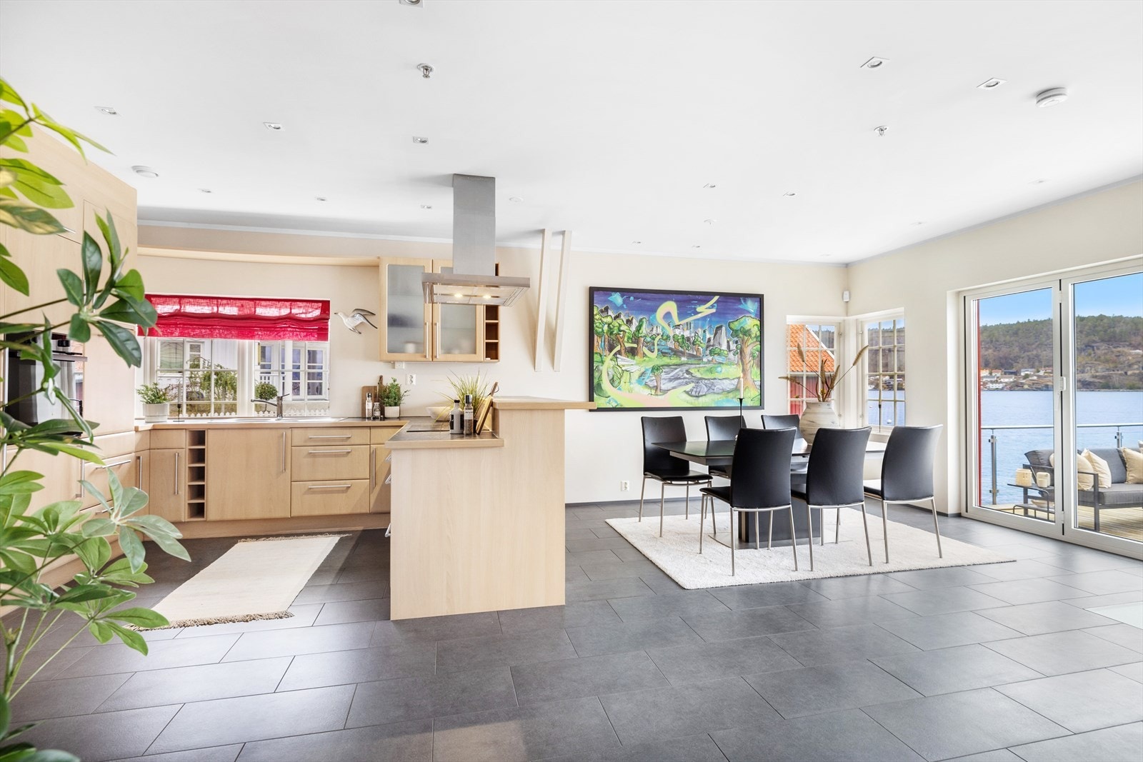 Spisestue i tilknytning til kjøkken Galleribilde