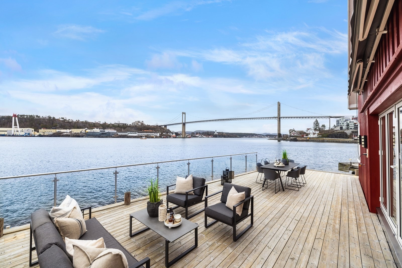 Fine uteområder med god plass til flere sittegrupper Galleribilde