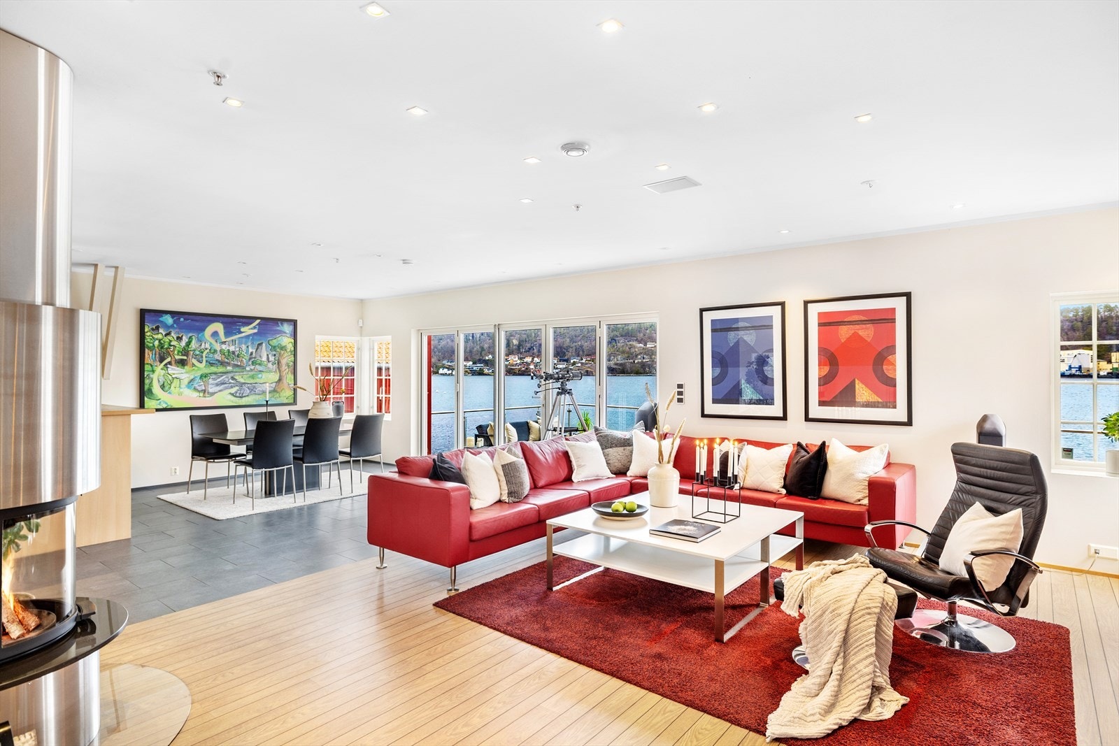 Det er åpen løsning mellom kjøkken og stue som er med på å skape en god og sosial romfølelse Galleribilde