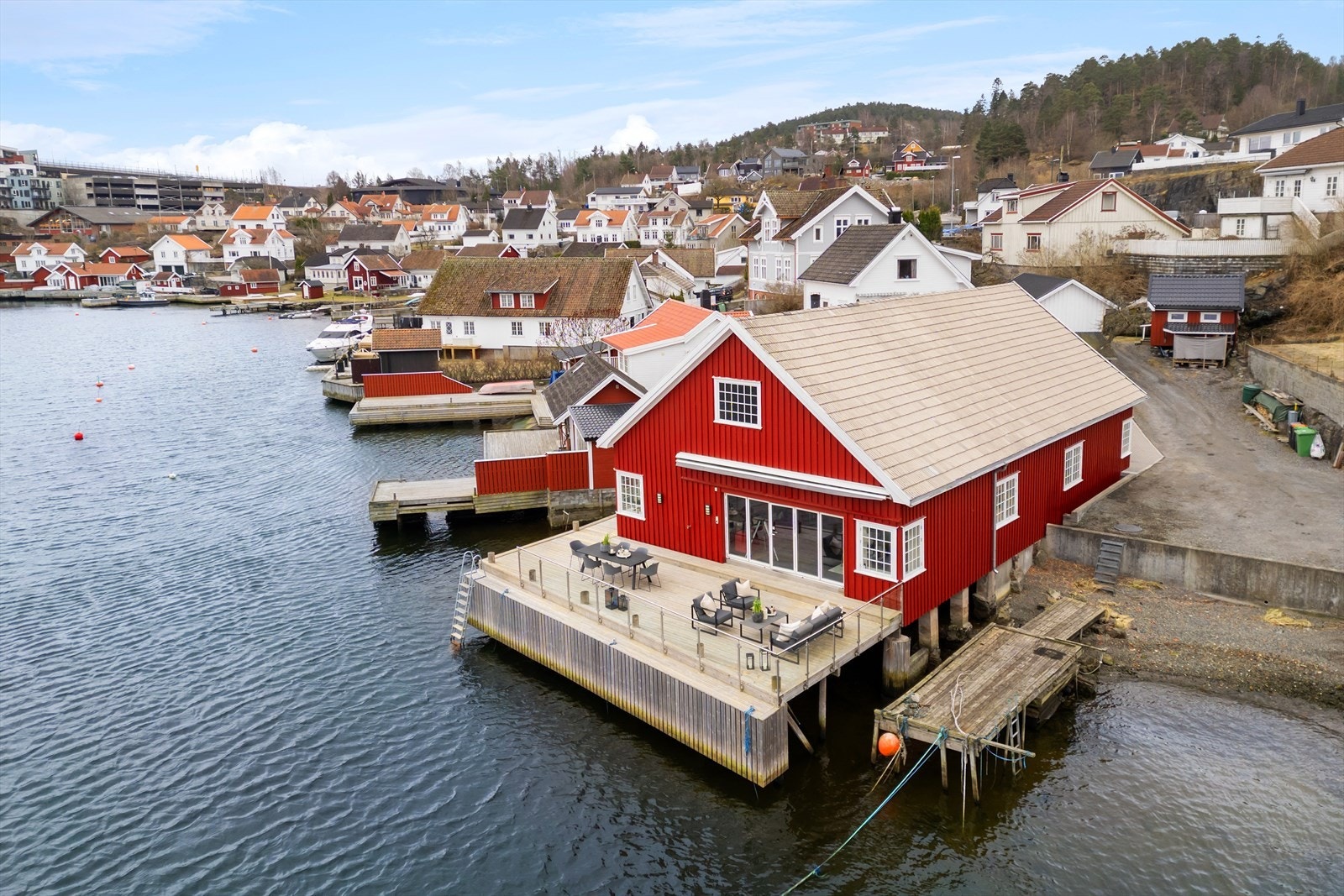 Fantastisk eiendom med nydelig sjøutsikt og egen brygge med gode solforhold Galleribilde