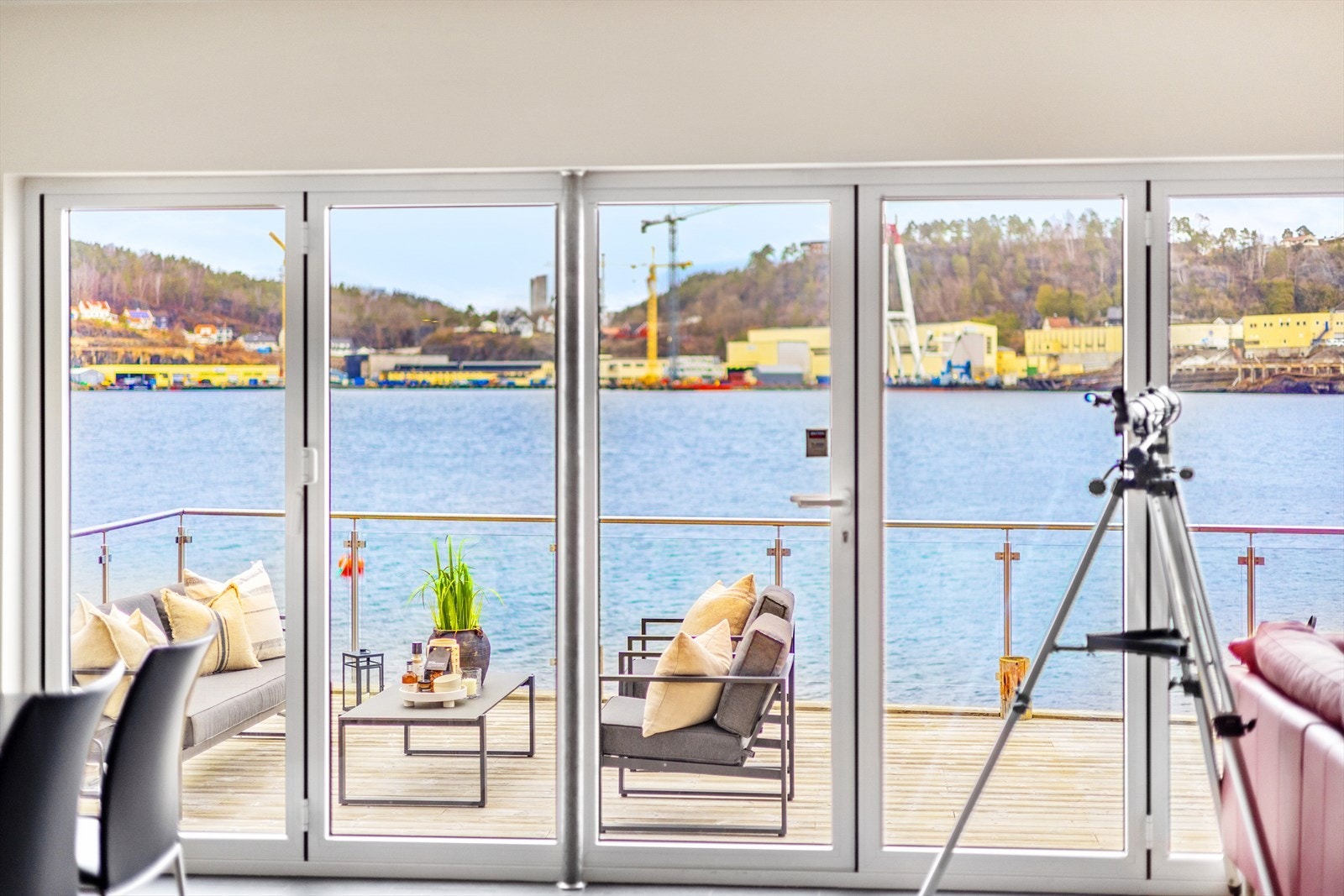 De store glassflatene fra skyvedørene slipper fint lys inn i rommet Galleribilde