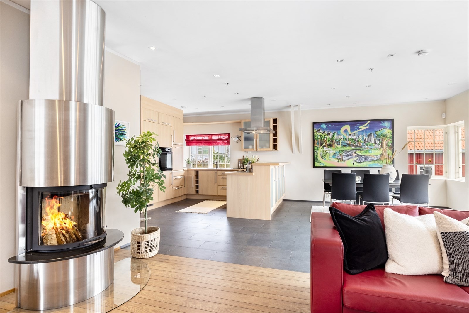 I stue er det en moderne vedovn med glassfelt som gir god og lun varme Galleribilde