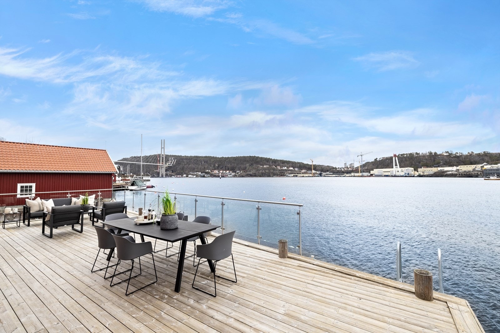 Her er det plass til å ta i mot gjester som kommer sjøveien Galleribilde