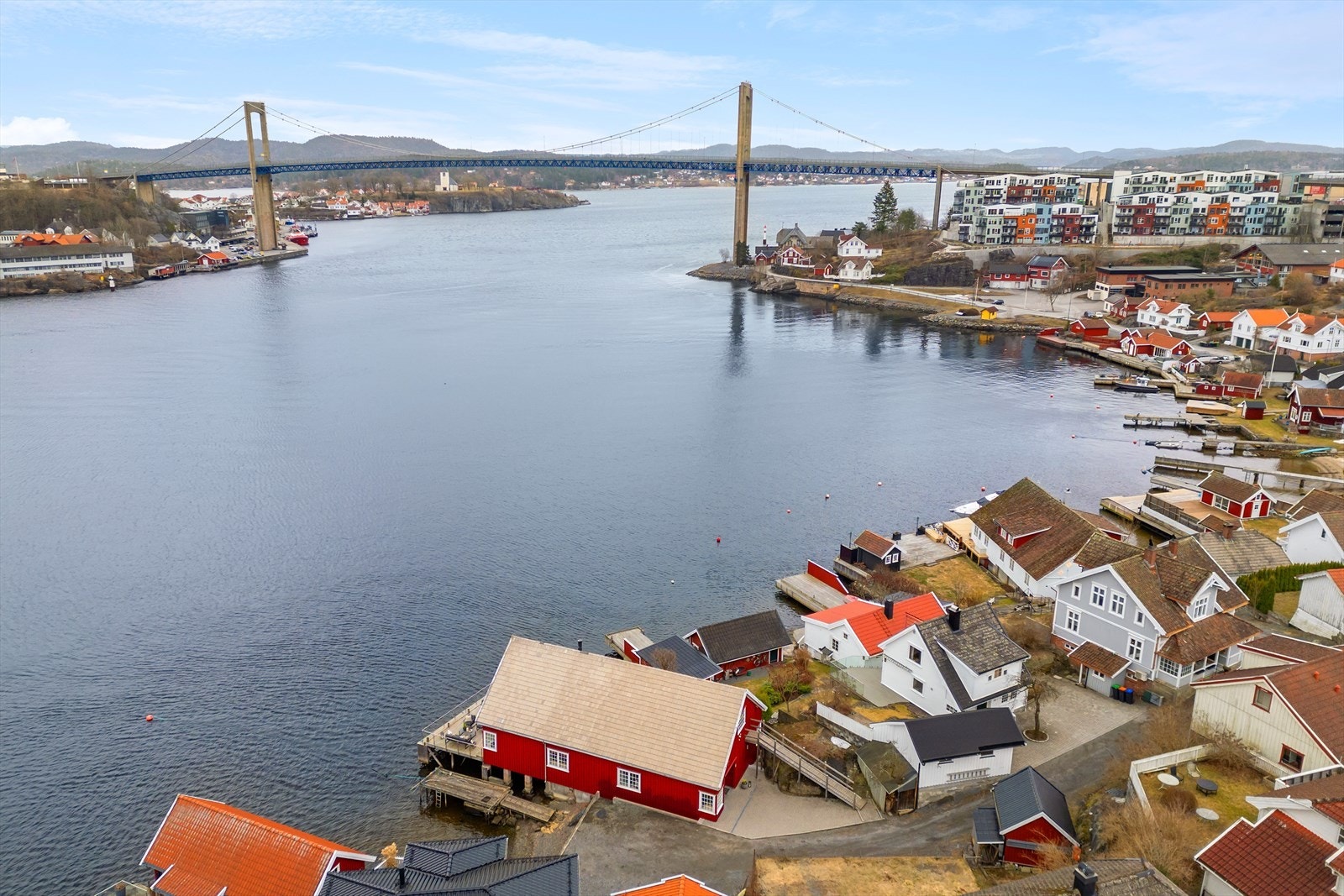 Meget sentralt område, med kort gange til dagligvarebutikk, Brotorvet kjøpesenter med "alt" av servicefunksjoner, bibliotek, legesenter mv Galleribilde