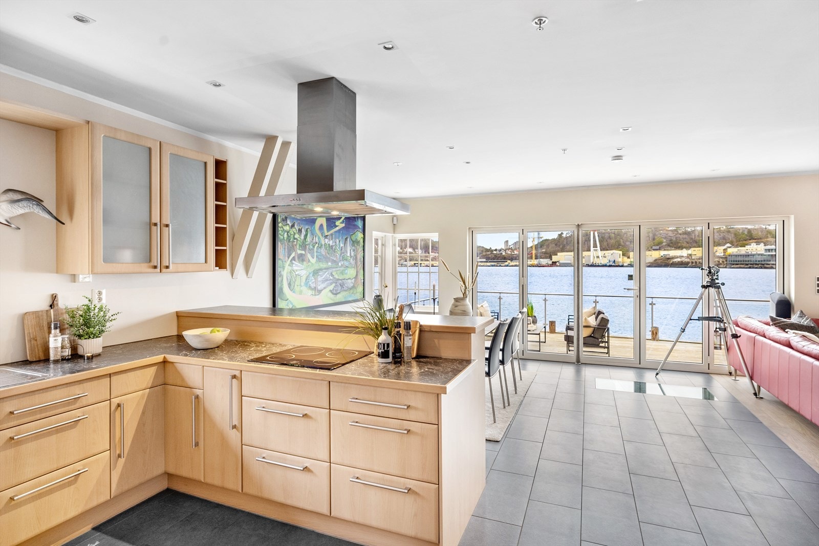 Pent kjøkken med gode oppbevaringsmuligheter i overskap og underskap. Barløsning på enden av kjøkkenet bidrar til en sosial og hyggelig sone for matlaging Galleribilde