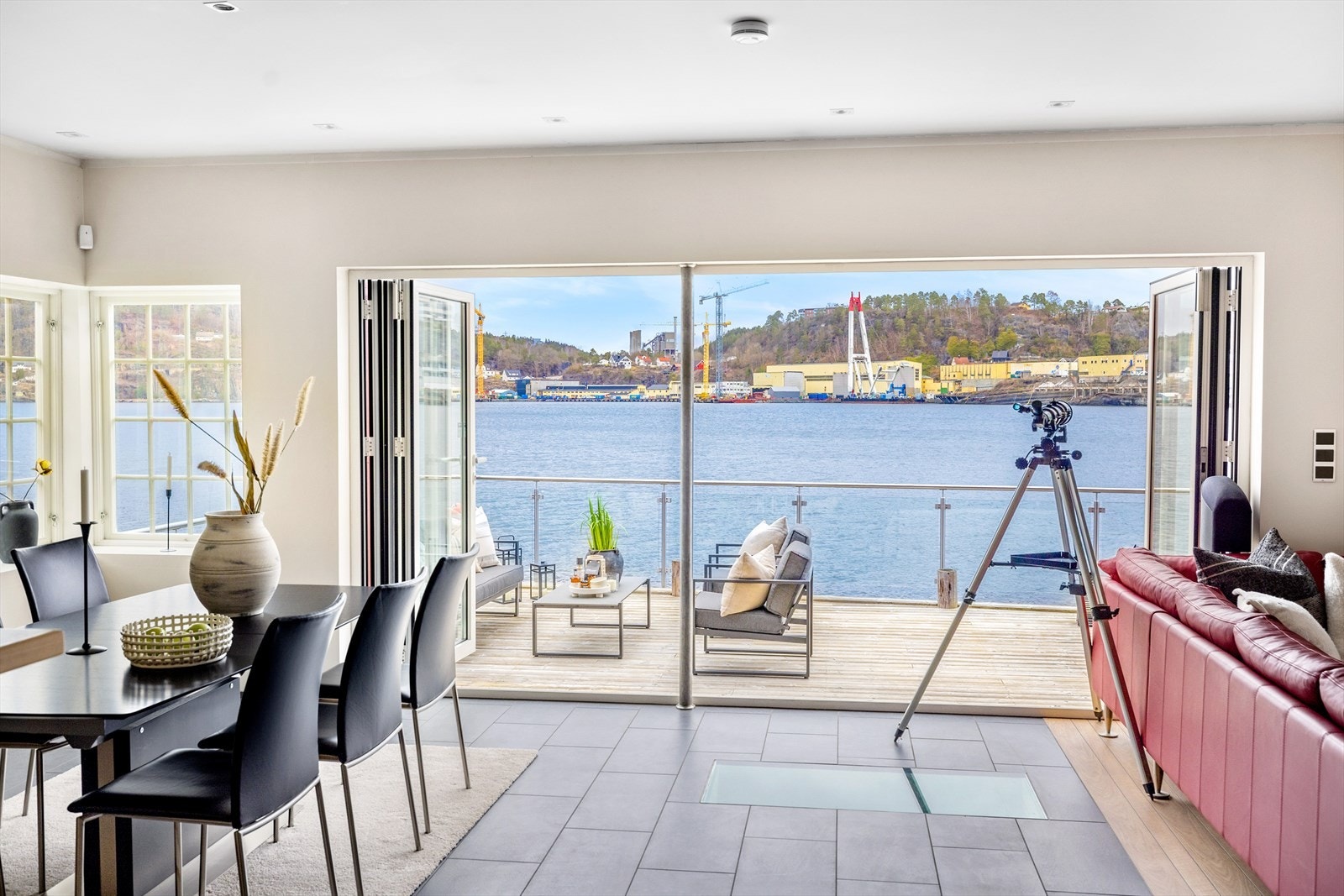 Utgang til terrasse via foldedører Galleribilde