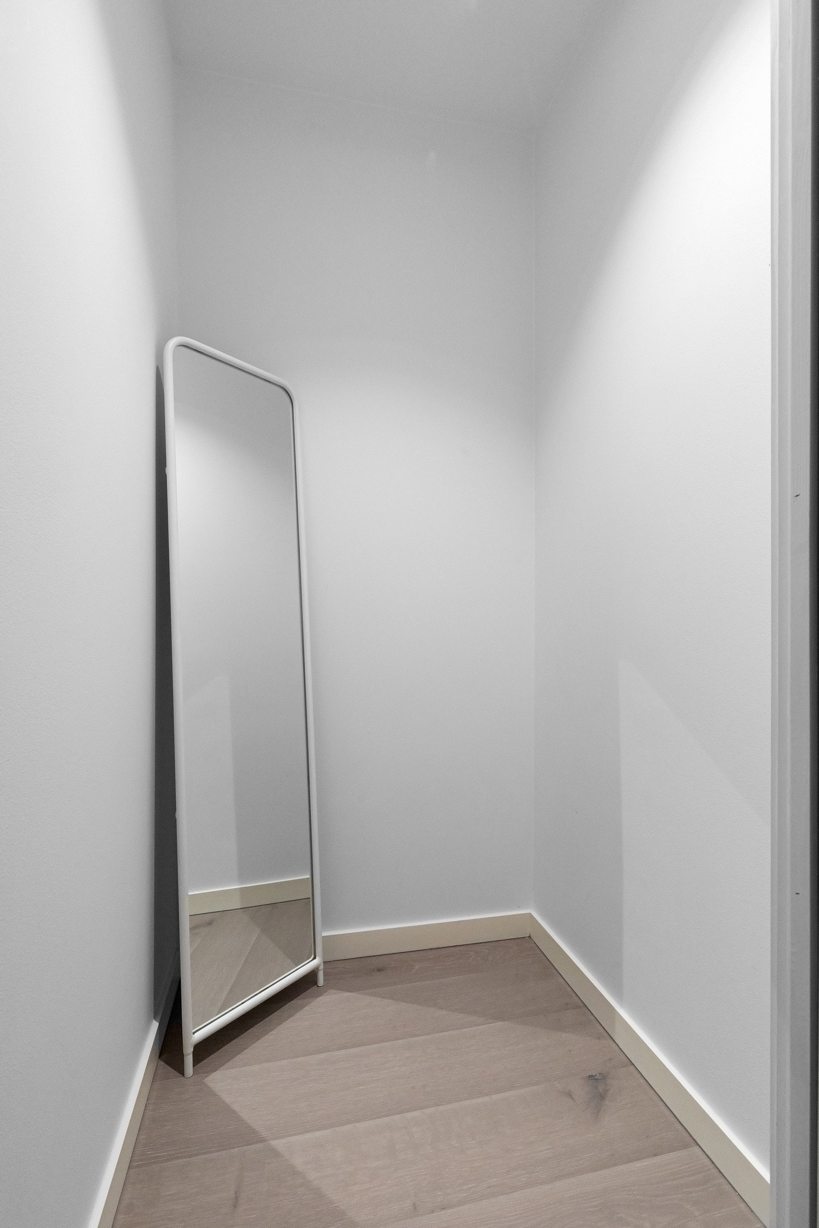 Innred etter eget ønske med hyller, stativer og garderobeinnredning. Galleribilde