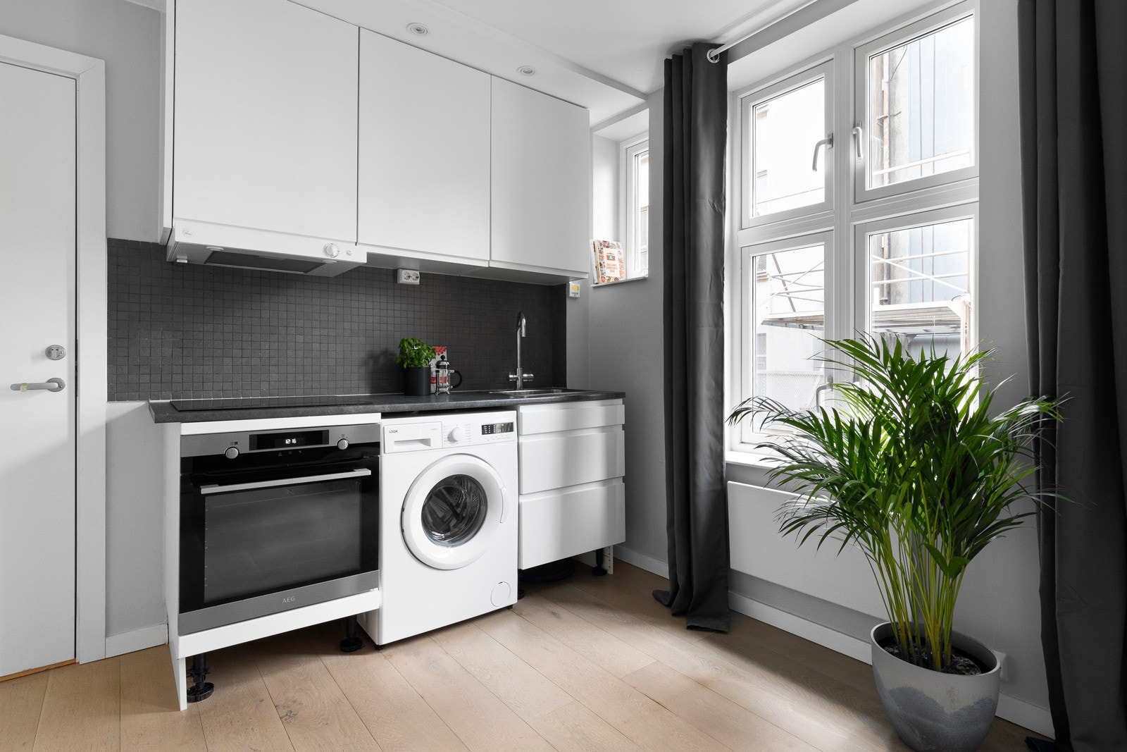 Store vindusflater sørger for en god romfølelse. Galleribilde