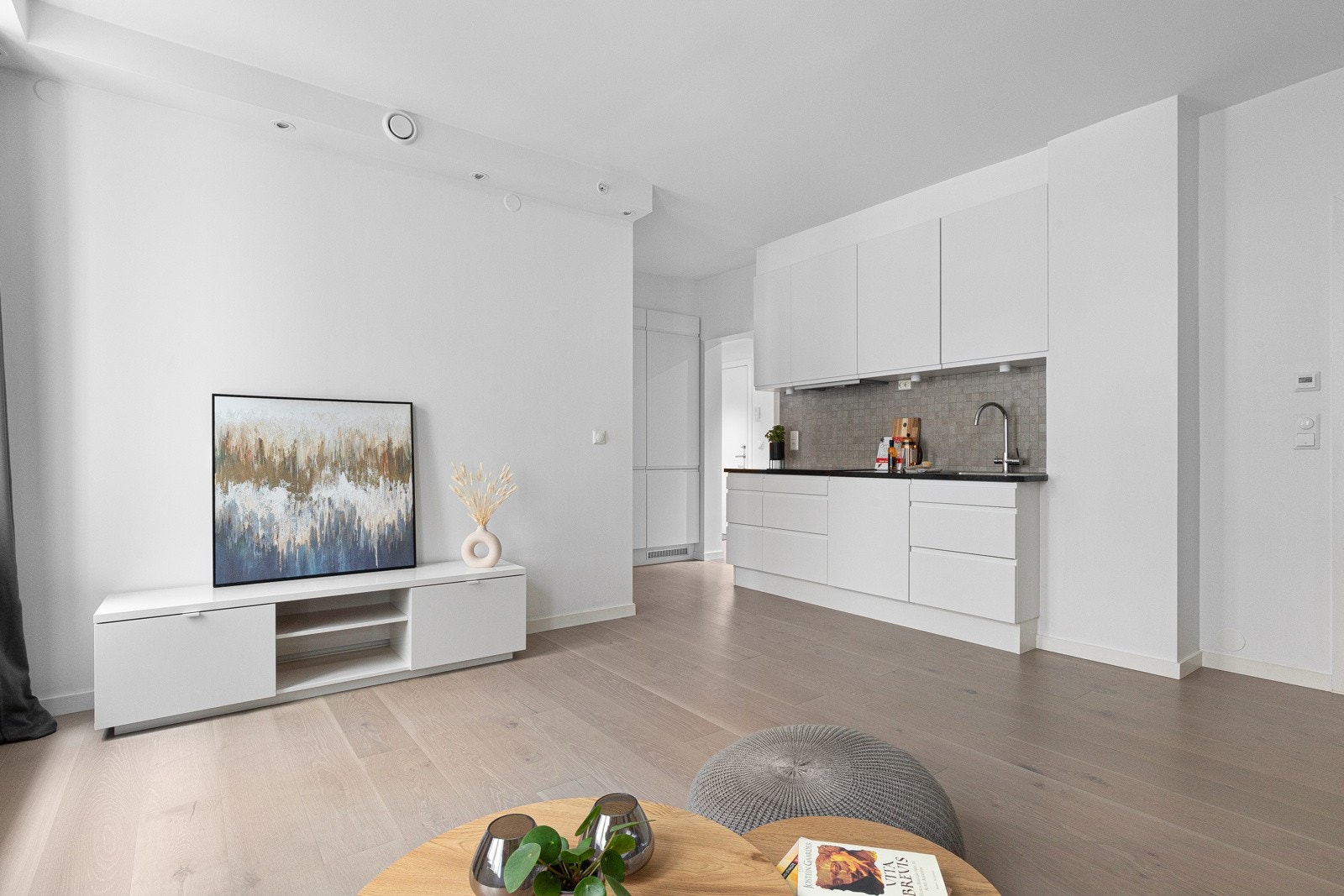 Flott stue med plass til sofaseksjon, mediemøblement og annet. Galleribilde